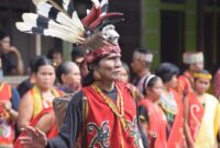 Seorang model mengenakan busana modern dengan motif batik khas Kalimantan Timur yang terinspirasi dari kekayaan budaya Dayak dan Kutai, menampilkan perpaduan warna alami yang menawan.