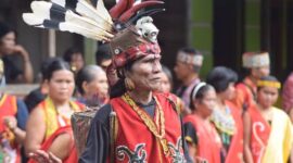 Seorang model mengenakan busana modern dengan motif batik khas Kalimantan Timur yang terinspirasi dari kekayaan budaya Dayak dan Kutai, menampilkan perpaduan warna alami yang menawan.