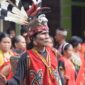 Seorang model mengenakan busana modern dengan motif batik khas Kalimantan Timur yang terinspirasi dari kekayaan budaya Dayak dan Kutai, menampilkan perpaduan warna alami yang menawan.