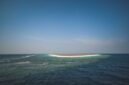 Keindahan bawah laut Kepulauan Derawan yang memukau, menampilkan terumbu karang berwarna-warni dan ikan-ikan tropis berenang bebas, siap memanjakan mata para penyelam dan *snorkeler*. Pulau-pulau di Derawan menawarkan pengalaman eksplorasi yang tak terlupakan bagi setiap pengunjung.