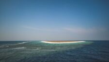 Keindahan bawah laut Kepulauan Derawan yang memukau, menampilkan terumbu karang berwarna-warni dan ikan-ikan tropis berenang bebas, siap memanjakan mata para penyelam dan *snorkeler*. Pulau-pulau di Derawan menawarkan pengalaman eksplorasi yang tak terlupakan bagi setiap pengunjung.