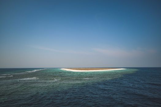 Keindahan bawah laut Kepulauan Derawan yang memukau, menampilkan terumbu karang berwarna-warni dan ikan-ikan tropis berenang bebas, siap memanjakan mata para penyelam dan *snorkeler*. Pulau-pulau di Derawan menawarkan pengalaman eksplorasi yang tak terlupakan bagi setiap pengunjung.