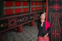 Seorang model berpose mengenakan busana modern dengan motif batik Dayak yang khas dari Kalimantan Timur, menunjukkan perpaduan harmonis antara tradisi dan gaya kontemporer yang memukau. Pakaian ini mencerminkan inovasi desain yang membawa kekayaan budaya lokal ke panggung mode global.