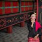 Seorang model berpose mengenakan busana modern dengan motif batik Dayak yang khas dari Kalimantan Timur, menunjukkan perpaduan harmonis antara tradisi dan gaya kontemporer yang memukau. Pakaian ini mencerminkan inovasi desain yang membawa kekayaan budaya lokal ke panggung mode global.