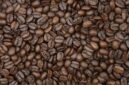 Seorang wanita tengah menyangrai biji kopi robusta yang telah dicampur parutan kelapa segar di atas bara api, sebuah proses penting dalam pembuatan kopi sanga tradisional khas Lombok. Pemandangan ini merefleksikan kearifan lokal dalam mengolah kekayaan alam menjadi minuman yang penuh cita rasa.