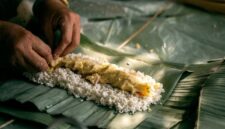 Sanga, nasi bakar khas Kalimantan yang dibungkus daun pisang dan dipanggang di atas bara api, menampilkan keunikan kuliner tradisional dengan aroma smoky yang memikat selera. Hidangan ini seringkali berisi ayam suwir atau ikan teri pedas.