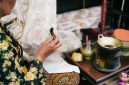 Seorang model mengenakan busana modern dengan motif batik khas Kalimantan Timur yang memukau, menunjukkan perpaduan harmonis antara tradisi dan tren fesyen kontemporer. Warna-warna cerah dan motif alam yang unik menjadikan batik Kaltim pilihan menarik untuk gaya sehari-hari.