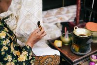 Seorang model mengenakan busana modern dengan motif batik khas Kalimantan Timur yang memukau, menunjukkan perpaduan harmonis antara tradisi dan tren fesyen kontemporer. Warna-warna cerah dan motif alam yang unik menjadikan batik Kaltim pilihan menarik untuk gaya sehari-hari.