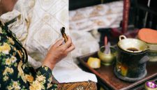 Seorang model mengenakan busana modern dengan motif batik khas Kalimantan Timur yang memukau, menunjukkan perpaduan harmonis antara tradisi dan tren fesyen kontemporer. Warna-warna cerah dan motif alam yang unik menjadikan batik Kaltim pilihan menarik untuk gaya sehari-hari.