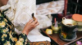 Seorang model mengenakan busana modern dengan motif batik khas Kalimantan Timur yang memukau, menunjukkan perpaduan harmonis antara tradisi dan tren fesyen kontemporer. Warna-warna cerah dan motif alam yang unik menjadikan batik Kaltim pilihan menarik untuk gaya sehari-hari.