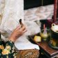 Seorang model mengenakan busana modern dengan motif batik khas Kalimantan Timur yang memukau, menunjukkan perpaduan harmonis antara tradisi dan tren fesyen kontemporer. Warna-warna cerah dan motif alam yang unik menjadikan batik Kaltim pilihan menarik untuk gaya sehari-hari.