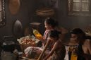 Rumpun akar kuning yang baru dipanen, menampilkan warna kuning cerah pada bagian dalamnya yang kaya akan senyawa berkhasiat. Tanaman ini telah lama menjadi bagian penting dari pengobatan tradisional masyarakat adat di Kalimantan.