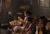 Rumpun akar kuning yang baru dipanen, menampilkan warna kuning cerah pada bagian dalamnya yang kaya akan senyawa berkhasiat. Tanaman ini telah lama menjadi bagian penting dari pengobatan tradisional masyarakat adat di Kalimantan.