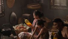 Rumpun akar kuning yang baru dipanen, menampilkan warna kuning cerah pada bagian dalamnya yang kaya akan senyawa berkhasiat. Tanaman ini telah lama menjadi bagian penting dari pengobatan tradisional masyarakat adat di Kalimantan.
