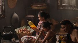 Rumpun akar kuning yang baru dipanen, menampilkan warna kuning cerah pada bagian dalamnya yang kaya akan senyawa berkhasiat. Tanaman ini telah lama menjadi bagian penting dari pengobatan tradisional masyarakat adat di Kalimantan.