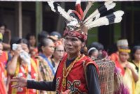 Wanita Suku Dayak Kenyah dengan telinga panjang khas yang dihiasi anting-anting tradisional, menunjukkan keunikan budaya dan keindahan warisan leluhur mereka. Tampilan ini adalah bagian tak terpisahkan dari identitas dan status sosial di tengah masyarakat adat.