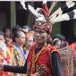Wanita Suku Dayak Kenyah dengan telinga panjang khas yang dihiasi anting-anting tradisional, menunjukkan keunikan budaya dan keindahan warisan leluhur mereka. Tampilan ini adalah bagian tak terpisahkan dari identitas dan status sosial di tengah masyarakat adat.