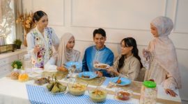 Sajian nasi kuning tumpeng lengkap dengan aneka lauk pauknya, melambangkan kemakmuran dan rasa syukur dalam setiap perayaan penting masyarakat Indonesia. Keindahan warna emasnya yang memukau menjadi daya tarik utama hidangan tradisional ini.