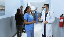 Seorang dokter sedang memberikan penyuluhan kesehatan kepada warga di daerah pedalaman Kalimantan Timur, menunjukkan upaya pemerataan akses informasi kesehatan yang krusial di tengah pembangunan IKN. Gambar ini menggambarkan pentingnya jangkauan layanan kesehatan hingga ke pelosok, melengkapi fasilitas medis modern yang akan dibangun.