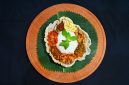 Sajian nasi kuning tumpeng lengkap dengan berbagai lauk pauk khas Indonesia, siap memeriahkan acara syukuran atau perayaan istimewa, menampilkan kekayaan warna dan rasa. Hidangan ini melambangkan kemakmuran dan keberuntungan, menjadi pusat perhatian dalam setiap kebersamaan yang penuh makna.