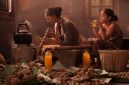 Seorang tetua adat Dayak dengan cekatan meracik ramuan herbal tradisional yang diwariskan turun-temurun, menunjukkan keahlian dan kearifan dalam memanfaatkan kekayaan alam Kalimantan.
