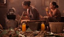 Seorang tetua adat Dayak dengan cekatan meracik ramuan herbal tradisional yang diwariskan turun-temurun, menunjukkan keahlian dan kearifan dalam memanfaatkan kekayaan alam Kalimantan.