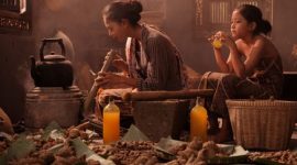 Seorang tetua adat Dayak dengan cekatan meracik ramuan herbal tradisional yang diwariskan turun-temurun, menunjukkan keahlian dan kearifan dalam memanfaatkan kekayaan alam Kalimantan.