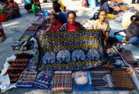 Seorang model mengenakan busana dengan motif batik khas Kalimantan Timur yang menampilkan pola Burung Enggang, menunjukkan perpaduan harmonis antara tradisi dan tren fesyen kontemporer. Kain ini mencerminkan kekayaan budaya Borneo yang disajikan dalam balutan modern.