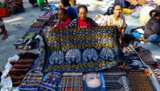 Seorang model mengenakan busana dengan motif batik khas Kalimantan Timur yang menampilkan pola Burung Enggang, menunjukkan perpaduan harmonis antara tradisi dan tren fesyen kontemporer. Kain ini mencerminkan kekayaan budaya Borneo yang disajikan dalam balutan modern.