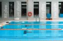 Seorang wanita sedang berenang santai di kolam renang yang jernih, merasakan kebebasan bergerak di dalam air yang menenangkan. Olahraga air bukan hanya menyegarkan fisik, tapi juga memberikan efek relaksasi yang mendalam bagi pikiran.