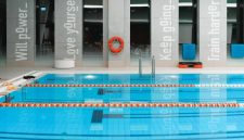 Seorang wanita sedang berenang santai di kolam renang yang jernih, merasakan kebebasan bergerak di dalam air yang menenangkan. Olahraga air bukan hanya menyegarkan fisik, tapi juga memberikan efek relaksasi yang mendalam bagi pikiran.